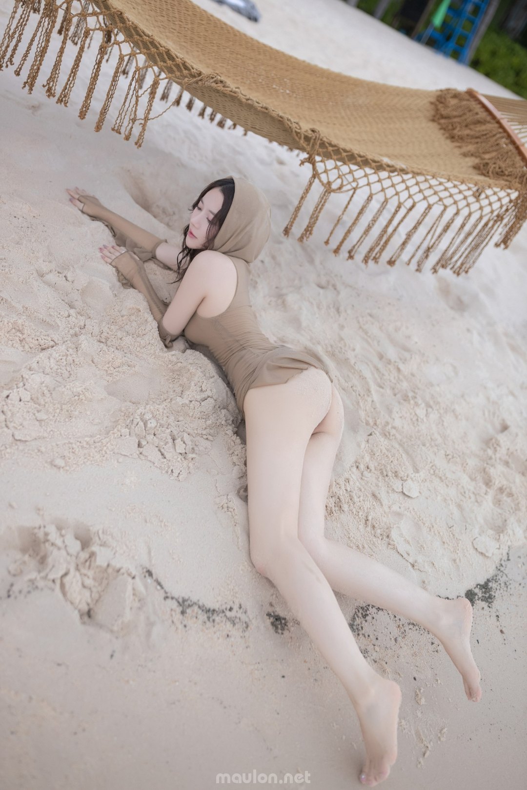 Maulon.Net - Ảnh sex gái xinh quỳ trên bãi cát