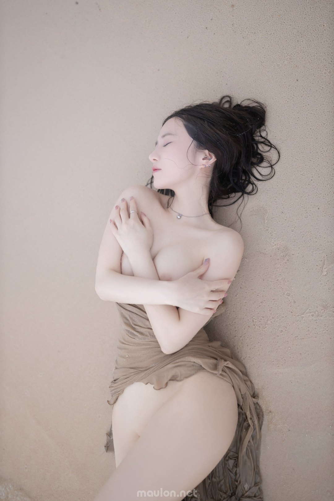 Maulon.Net - Ảnh sex gái xinh quỳ trên bãi cát